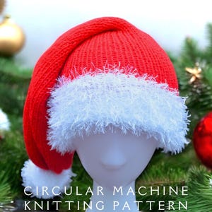 Op de afbeelding: Rode en witte gebreide kerstmanmuts met een pluche witte rand. De muts zit op een wit mannequinhoofd.  CIRCULAR MACHINE KNITTING PATTERN.