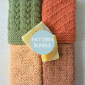 Puede incluir: Cuatro paños de cocina tejidos y doblados en verde oliva, naranja quemado, melocotón claro y marrón terracota, cada uno con un patrón de punto texturizado distinto. Una pastilla de jabón amarilla con una superposición circular azul claro que dice PATTERN BUNDLE.