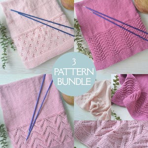 Puede incluir: Un paquete de 3 patrones de muestras de tejido de punto en rosa claro y rosa oscuro. Las muestras presentan varias texturas de encaje y trenzas, incluyendo diseños de rombos, ondas y chevrones, cada una con agujas de tejer azules.