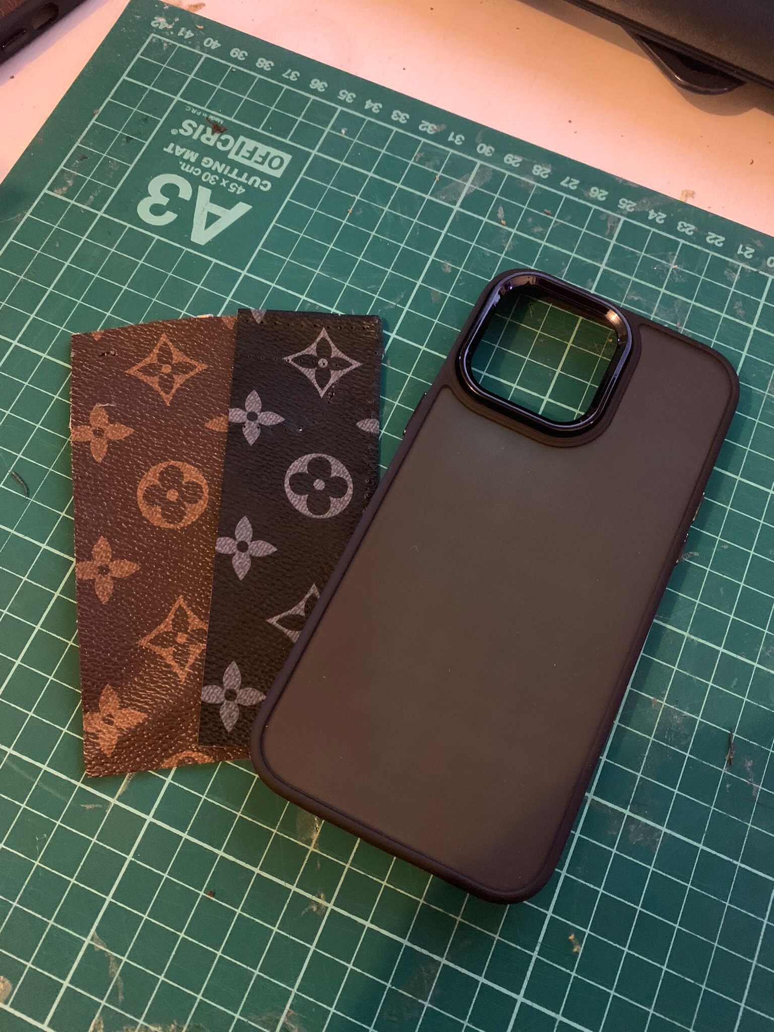 Louis vuitton iPhone case Etsy Nederland