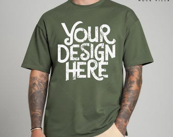 Bella Canvas 3001 Militärgrön Herr-T-shirt Mockup | 3001 Grön T-shirt Mockup | Riktig Manlig Modell Mockup | Estetisk BC 3001 Skjortmall