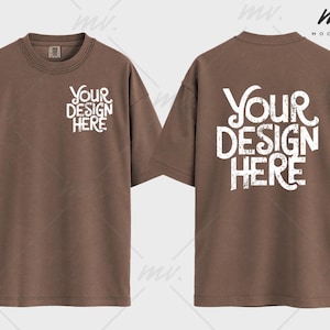 Könnte beinhalten: Ein braunes T-Shirt mit kurzen Ärmeln und dem Aufdruck "YOUR DESIGN HERE" auf Vorder- und Rückseite.