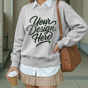 Gildan 18000 Ash Sweatshirt Mockup, Ash G180 Weibliches Modell Rundhalspullover Mockup, moderner trendiger Lifestyle Gildan 18000 Herbst Mockup