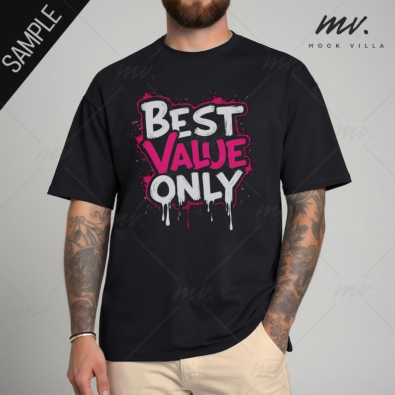 Puede incluir: Camiseta negra con un gr&aacute;fico blanco que dice "Best Value Only" en un estilo de pintura que gotea. El gr&aacute;fico es rosa.