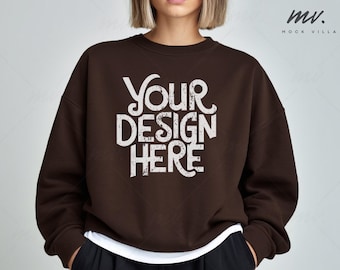 Gildan 18000 Dark Chocolate Felpa Mockup / G180 Brown Crewneck Felpa Mockup / Modello reale Mock / Trendy Casual Neutral Estetica