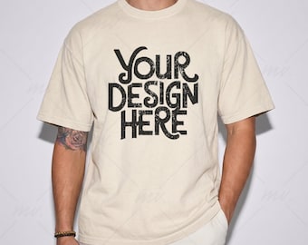 Elfenbein Komfort Farben 1717 T-Shirt Mockup, C1717 Herren T-Shirt Mockup, Stückgefärbtes Shirt Mockup, männliches Modell T-Shirt Mockup, einfaches trendiges Mockup
