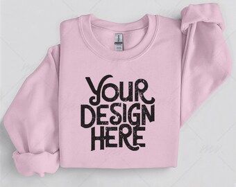 Maqueta de sudadera rosa claro Gildan 18000, maqueta de jersey de cuello redondo plano G180, maqueta de suéter rosa claro doblado, maqueta de fondo blanco simple