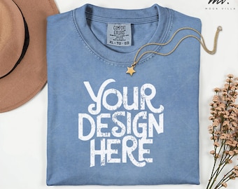 Comfort Colors 1717 Blå Jean Flatlay T-shirt Mockup, C1717 Blå Jeans T-shirt Mockup, Vikta Comfort Colors 1717 Skjorta Mockup, Äkta Produkt