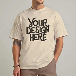 Maqueta de camiseta Gildan 5000 Sand, maqueta de modelo masculino real, maqueta de camiseta de hombre de estética simple en color arena, maqueta de camiseta Sand G 5000, maqueta de camiseta en color arena