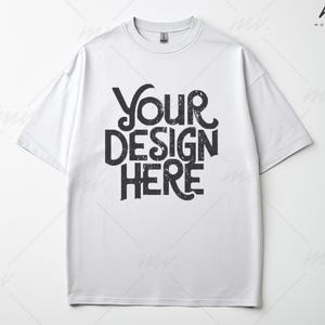 Może przedstawiać: Biała koszulka z czarnym nadrukiem, na którym widnieje napis "Your Design Here" w stylu vintage.