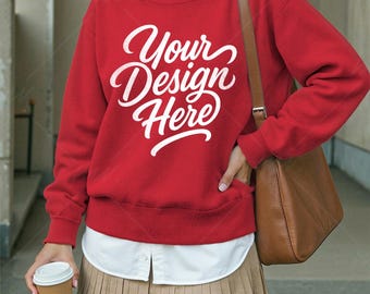 Gildan 18000 Rotes Sweatshirt Mockup, Rotes G180 Weibliches Modell Rundhalspullover Mockup, moderner, trendiger Lifestyle Gildan 18000 Herbst Mockup