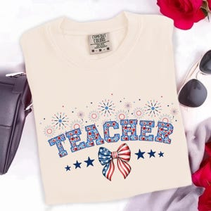 Vaterhaftes Blumen-LEHRER-Hemd mit USA Bogen und Feuerwerk, 4. Juli Lehrer-Hemd, Komfortfarben, T-Shirt-Sommer-Lehrer-Hemd
