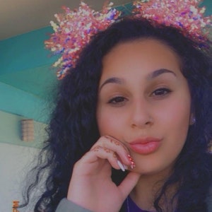 Puede incluir: Una diadema con detalles coloridos, brillantes e iridiscentes. El texto en la parte inferior de la imagen dice: "Todo el mundo est&aacute; obsesionado con estas orejas."