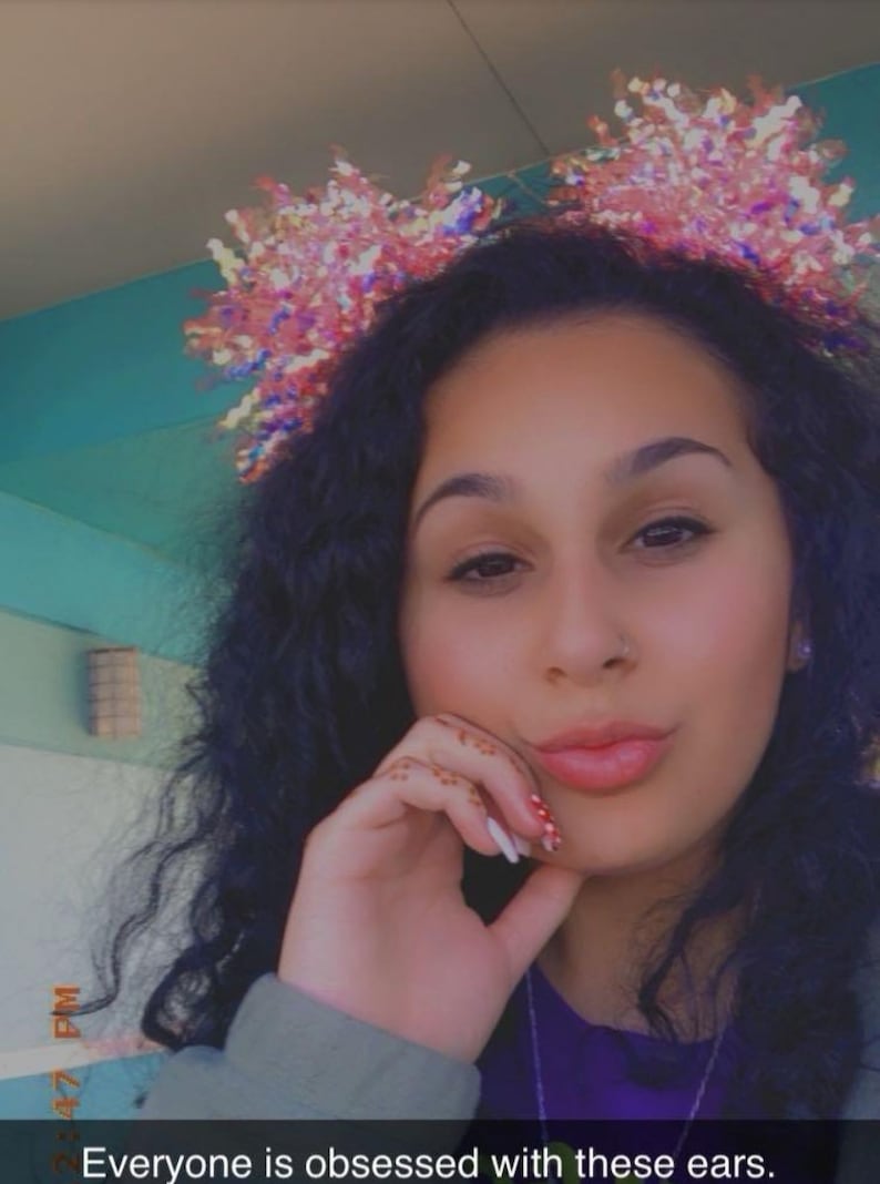 Puede incluir: Una diadema con detalles coloridos, brillantes e iridiscentes. El texto en la parte inferior de la imagen dice: "Todo el mundo est&aacute; obsesionado con estas orejas."