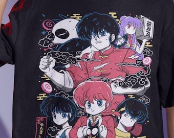 Könnte beinhalten: Schwarzes T-Shirt mit einem Grafikdruck von Charakteren aus dem Anime "Ranma 1/2". Die Charaktere befinden sich in Kampfpose und im Hintergrund sind Wolken und andere japanische Symbole zu sehen.