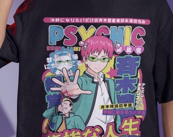 Może przedstawiać: Czarny t-shirt z krótkim rękawem z kolorowym nadrukiem graficznym. Projekt zawiera słowo "PSYCHIC" i japoński tekst, a także postacie w stylu anime i kota.