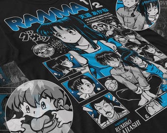 Könnte beinhalten: Schwarzes T-Shirt mit einer Manga-Illustration, mit dem Text "RANMA 1/2" in Blau. Das Design umfasst Charakterporträts und japanischen Text. Ein Grafik-T-Shirt.