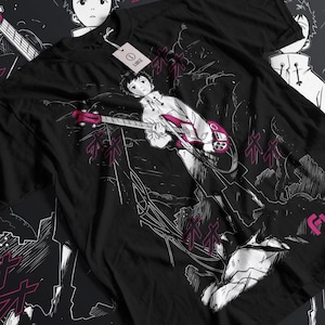 Puede incluir: Camiseta negra con una ilustración en blanco y negro de una persona tocando una guitarra eléctrica rosa. La ilustración está rodeada de formas abstractas blancas y negras y el texto "Bosque" en caracteres japoneses.