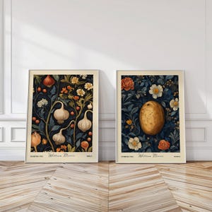 Puede incluir: Dos láminas enmarcadas de arte botánico con diseños de William Morris. Una lámina muestra bulbos de ajo y la otra una patata, ambas sobre un fondo floral oscuro. Las láminas incluyen el texto "EXHIBITION 1765" y los nombres "William Morris" y el alimento.