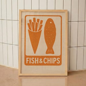 Könnte beinhalten: Eine weiße Keramiktasse mit schwarzem Henkel und dem Text "But First, Coffee" in schwarzer, fetter Schrift. Die Tasse steht auf einer weißen Oberfläche.