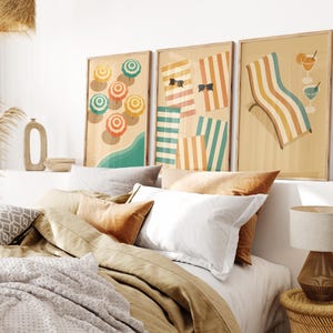 Conjunto de 3 impressões de arte de parede de praia, decoração costeira de verão de meados do século, pôster retrô de cadeira de toalha e guarda-chuva