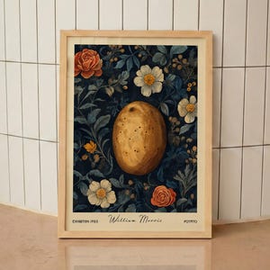 Könnte beinhalten: Gerahmter Kunstdruck mit einer zentralen Kartoffel, umgeben von orangefarbenen Rosen, weißen Blüten und grünem Laub auf dunklem blauem Hintergrund. Der Druck trägt die Aufschrift "William Morris" und "POTATO".