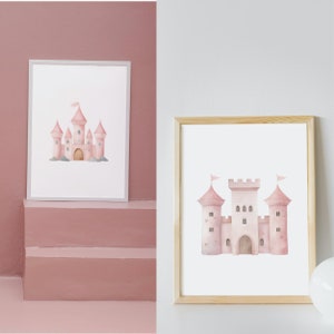 Peut inclure: Deux impressions encadr&eacute;es &agrave; l'aquarelle de ch&acirc;teaux roses. Les ch&acirc;teaux ont des tours, des drapeaux et des portes cintr&eacute;es. Un cadre est gris, l'autre est en bois clair. Le fond est rose uni.