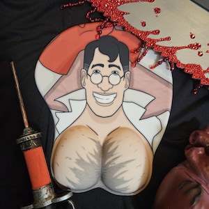 Op de afbeelding: Een novelty muismat met een cartoon dokter met een lachend gezicht en een witte labjas. De muismat heeft een uniek ontwerp, waarbij de borstkas is gevormd om polssteun te bieden. De achtergrond is zwart.