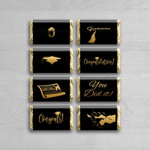 Könnte beinhalten: Acht schwarze und goldene Schokoladenriegel-Verpackungen zum Thema Abschluss mit verschiedenen Designs und Texten. Der Text beinhaltet "Graduation", "Congratulations", "You Did It", "Congrats" und "Diploma".
