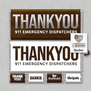 Op de afbeelding: Een set chocoladeverpakkingen met de tekst "THANKYOU 911 EMERGENCY DISPATCHERS" erop gedrukt. De verpakkingen zijn bruin en wit met een zilveren accent. De verpakkingen bevatten ook de tekst "THANK YOU!" "DANKIE" "Our Gratitude!" en "Obrigado".