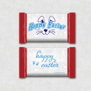 Op de afbeelding: Twee witte chocoladeverpakkingen met rode randen. De bovenste verpakking heeft een blauw glitterkonijnengezicht met de tekst "Happy Easter". De onderste verpakking heeft blauwe glitterpootafdrukken en de tekst "happy easter" met de website "FavorHeaven.com" onderaan.