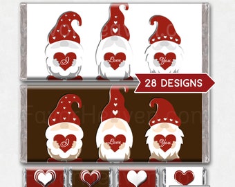 Puede incluir: Envoltorios de barra de chocolate imprimibles para el Día de San Valentín con gnomos que sostienen corazones con las palabras "Te amo". Los envoltorios son de color rojo, blanco y marrón. También se incluye el texto "28 DISEÑOS" y "MINIS GRATIS".