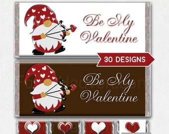 Puede incluir: Envoltorios de barra de chocolate imprimibles para el Día de San Valentín con un gnomo con una flecha y un corazón. Los envoltorios son blancos con corazones rojos y marrones con corazones blancos. El texto en los envoltorios dice "Be My Valentine" y "30 Designs".