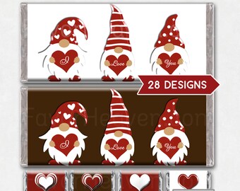 Puede incluir: Conjunto de envoltorios de barra de chocolate imprimibles para el Día de San Valentín con gnomos que sostienen corazones con diferentes mensajes. Los envoltorios son de color rojo, blanco y marrón. El texto en los envoltorios dice "Te amo" y "Amor". El texto "28 DISEÑOS" y "MINI GRATIS" también está incluido en los envoltorios.