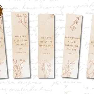 Pu&ograve; includere: Set di cinque segnalibri beige con disegni a linea marrone di fiori, foglie e funghi. Ogni segnalibro presenta un versetto biblico diverso, tra cui "Ti amo, Signore, la mia forza", "Il Signore ti benedica e ti custodisca", "Amiamo perch&eacute; lui ci ha amati per primo", "Perch&eacute; nulla sar&agrave; impossibile a Dio", e "Fate tutto con amore".