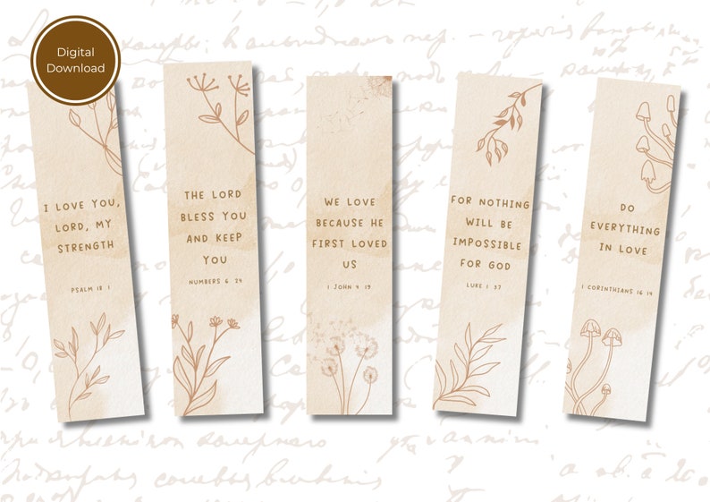 Pu&ograve; includere: Set di cinque segnalibri beige con disegni a linea marrone di fiori, foglie e funghi. Ogni segnalibro presenta un versetto biblico diverso, tra cui "Ti amo, Signore, la mia forza", "Il Signore ti benedica e ti custodisca", "Amiamo perch&eacute; lui ci ha amati per primo", "Perch&eacute; nulla sar&agrave; impossibile a Dio", e "Fate tutto con amore".