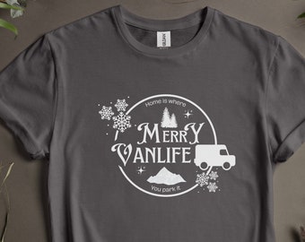 Camiseta navideña Vanlife, El hogar es donde lo estacionas, Camisa Van Life, Regalo de viaje, Aventura al aire libre, Camiseta unisex Softstyle Gildan 64000
