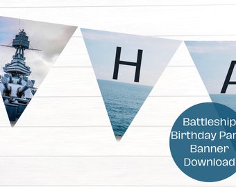 Könnte beinhalten: Ein druckbarer Banner für eine Geburtstagsparty zum Thema Schlachtschiff. Der Banner besteht aus Dreiecksflaggen mit blauem Meereshintergrund und den Buchstaben "H A P P Y" in Schwarz. Die Flaggen sind mit weißem Garn aneinandergereiht. Der Banner befindet sich auf einem weißen Holzgrund. Schlachtschiff Geburtstagsparty Banner Download.