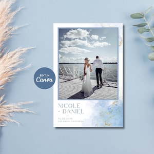 Puede incluir: Una invitación de boda con un fondo de acuarela azul y dorado. La invitación presenta una foto de una pareja en un muelle, con el texto "Nicole & Daniel" y la fecha "10.22.20XX" en una fuente blanca.