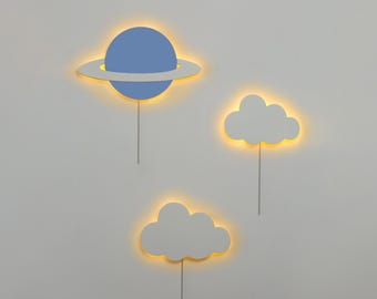 Planet Night Light with Clouds – LED Wall Lamp for Kids Room, Wooden Nursery Decor, Space Theme Nightlight, Baby Wall Light Gift
