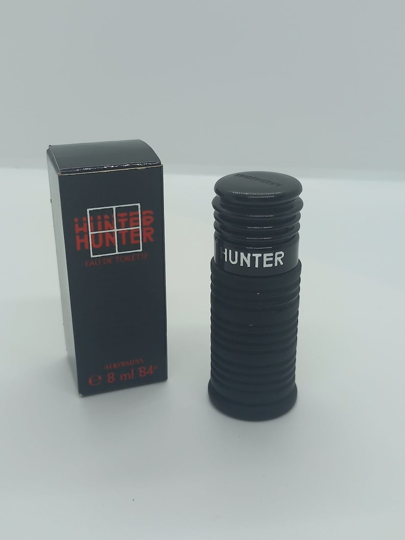 Pu&ograve; includere: Un flacone di colonia Hunter nero e rosso con un design a coste. Il flacone &egrave; da 8 ml e si trova in una scatola nera con il logo Hunter e le parole "Eau de Toilette".