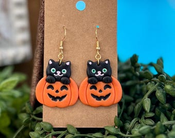 Ręcznie robione kolczyki z czarnym kotem na Halloween: glina polimerowa, hipoalergiczne