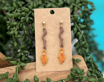 Pendientes de arcilla polimérica hechos a mano con forma de escoba de bruja para Halloween