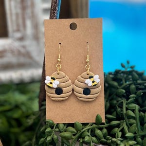 Handgemaakte honingbij oorbellen / bijenkorf oorbellen / polymeerklei oorbellen / zomerse klei oorbellen / cadeau-idee / hommel oorbellen / lente