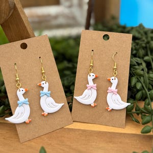 Handgemachte Gänse Ohrringe aus Polymer Clay: Lustige Ohrringe / Porch Gans Ohrringe / Gans in Fliege Ohrringe / Frühlings Ohrringe
