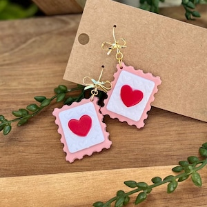 Pendientes de arcilla polimérica hechos a mano con letras de amor, sellos, hipoalergénicos, lazos y día de San Valentín