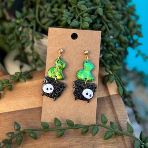 Handgemaakte Halloween-keteloorbellen: polymeerklei-heksensieraden