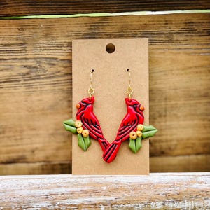 Handgefertigte Rotkardinal / Ilex Blatt / Vogel Polymer Clay Ohrringe