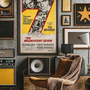 以下が含まれることがあります： ユル・ブリンナーが出演する「荒野の七人」の額入り映画ポスター。ポスターは、他の額入りのアート作品、スピーカー、茶色のスローブランケットが付いたモダンな椅子に囲まれています。ヴィンテージのレコードプレーヤーも表示されています。