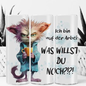 Op de afbeelding: Een witte tumbler met een cartoonillustratie van een paarse en oranje kat die een blauwe badjas draagt en een gele mok vasthoudt. De tekst op de tumbler luidt "Ich bin auf der Arbeit WAS WILLST DU NOCH?!?"